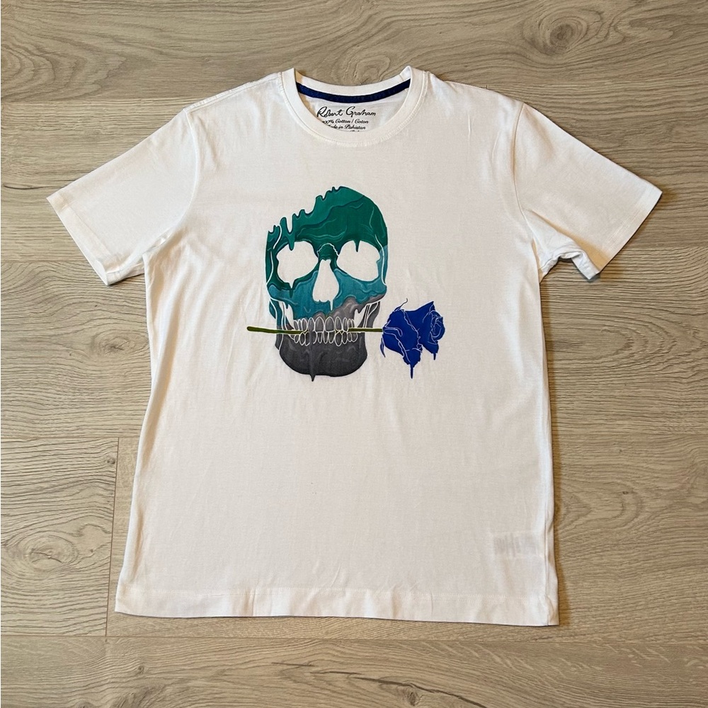 Robert Graham Skull Tshirt Size Large  BUT fits like a Medium